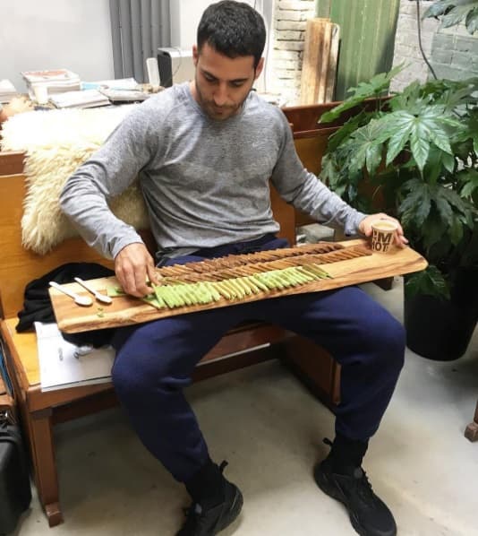 El apuesto y musculoso actor llega a la pantalla de UniMás para enamorarnos como ‘Alberto Márquez’ en la serie Velvet. Aquí te dejamos con las mejores del galán español más deseado por todas.