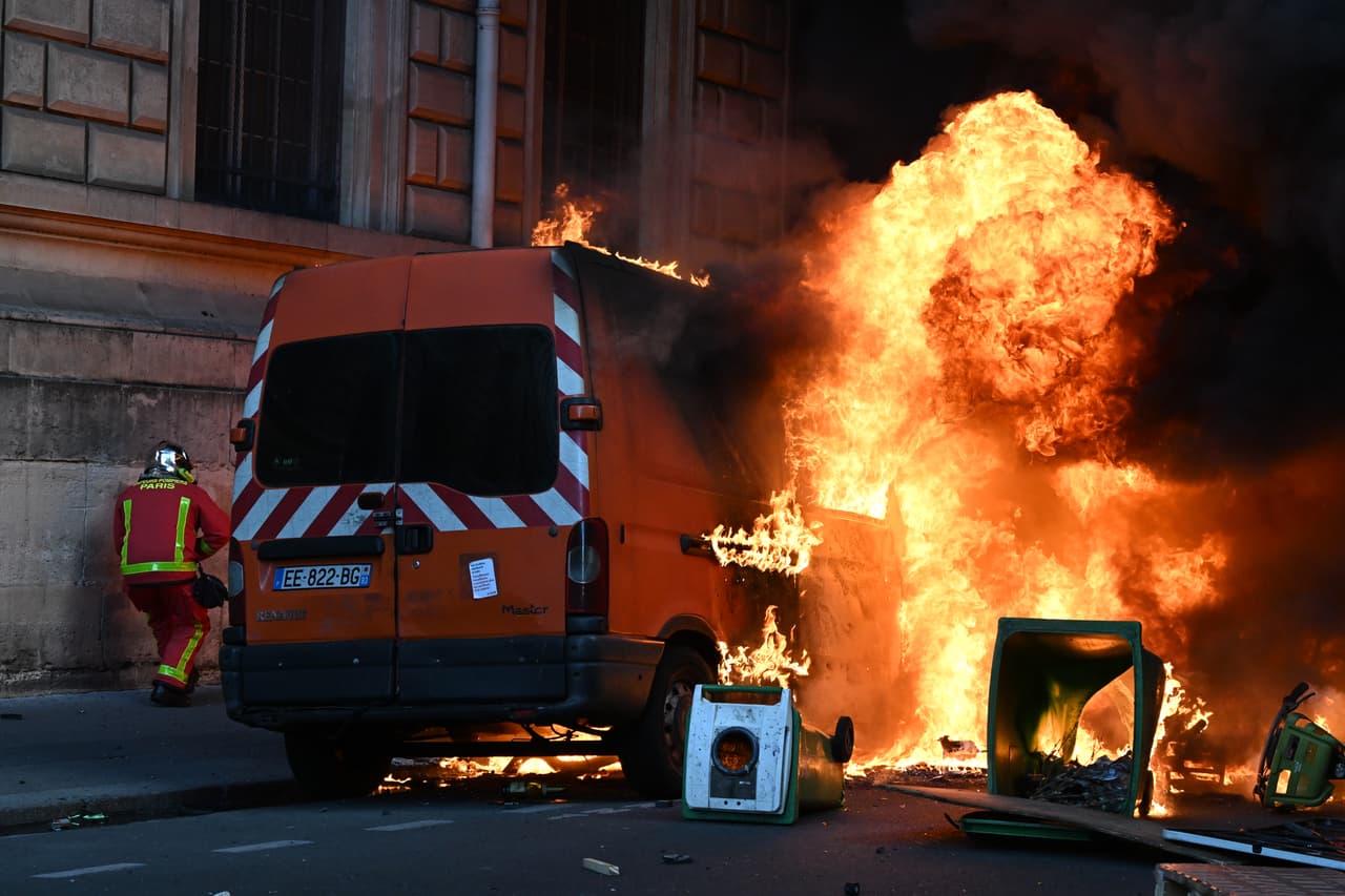 Bomberos extinguen el fuego de un camión pequeño durante una manifestación contra el aumento del costo de vida y en apoyo a las reivindicaciones estudiantiles en París, el sábado 17 de octubre de 2026.