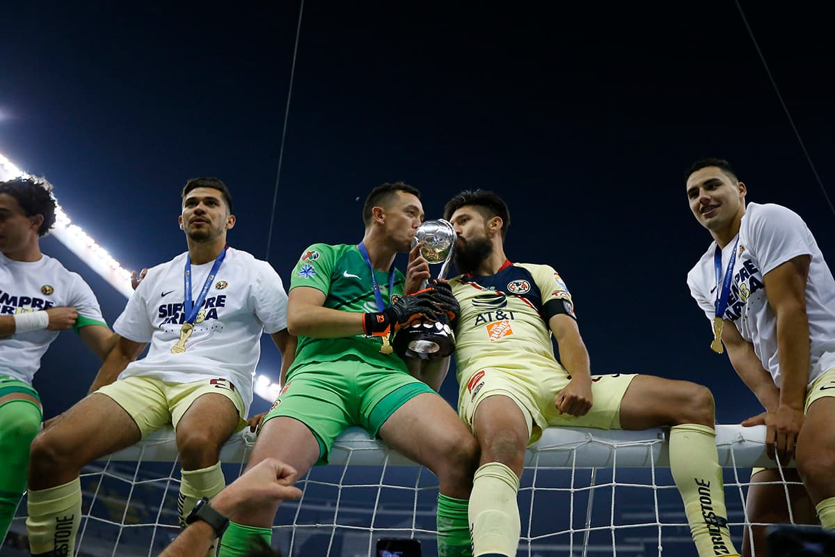 En una de las porterías de la cancha del Estadio Azteca continuó la celebración americanista.
