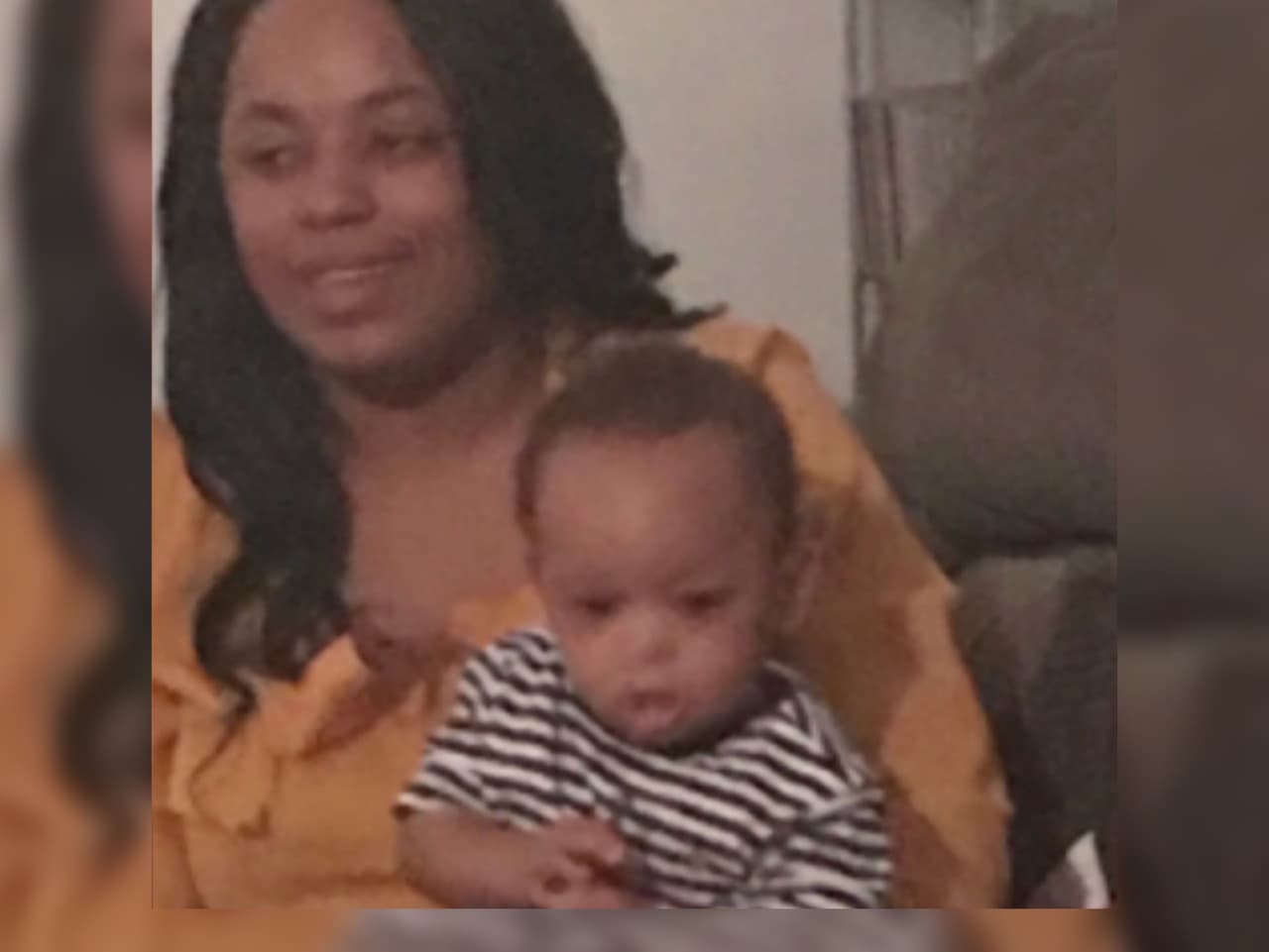 Acusan de negligencia infantil a la madre del niño que murió tras caer de una escalera mecánica en un aeropuerto