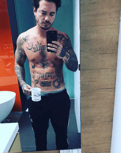 Eso sí más allá del ejercicio, este colombiano lo que tiene son muchos tatuajes.