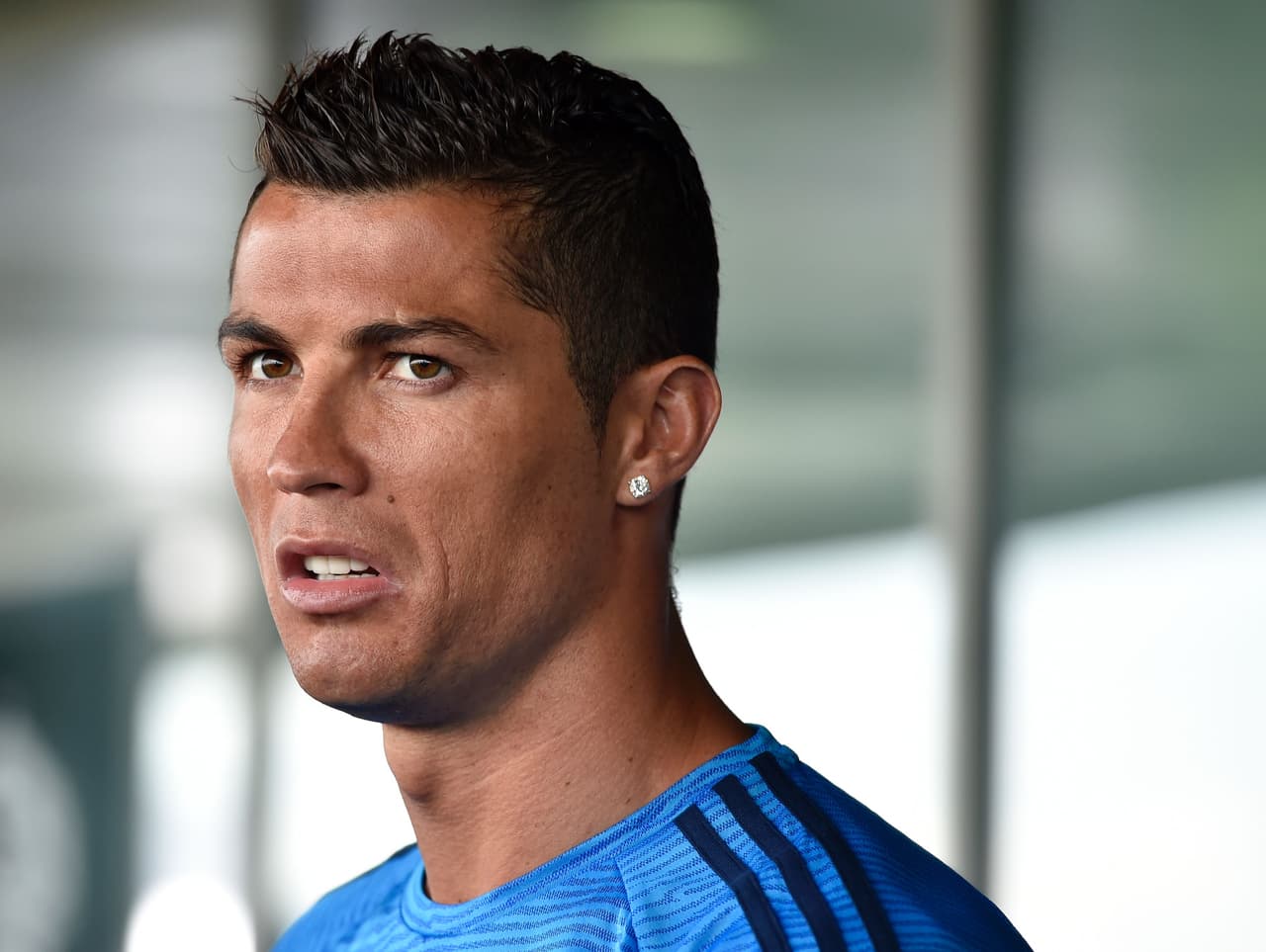 Cristiano Ronaldo ha sido más contundente con sus actos contra el periodismo e incluso tras una molestia con un medio de comunicación, al ser consultado por un periodista de esa cadena, tomó el micrófono y lo lanzó a un lago cercano.