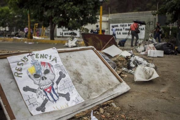 Aspecto de una barricada hecha con basura y escombros en las calles del sector El Cafetal, en Caracas.