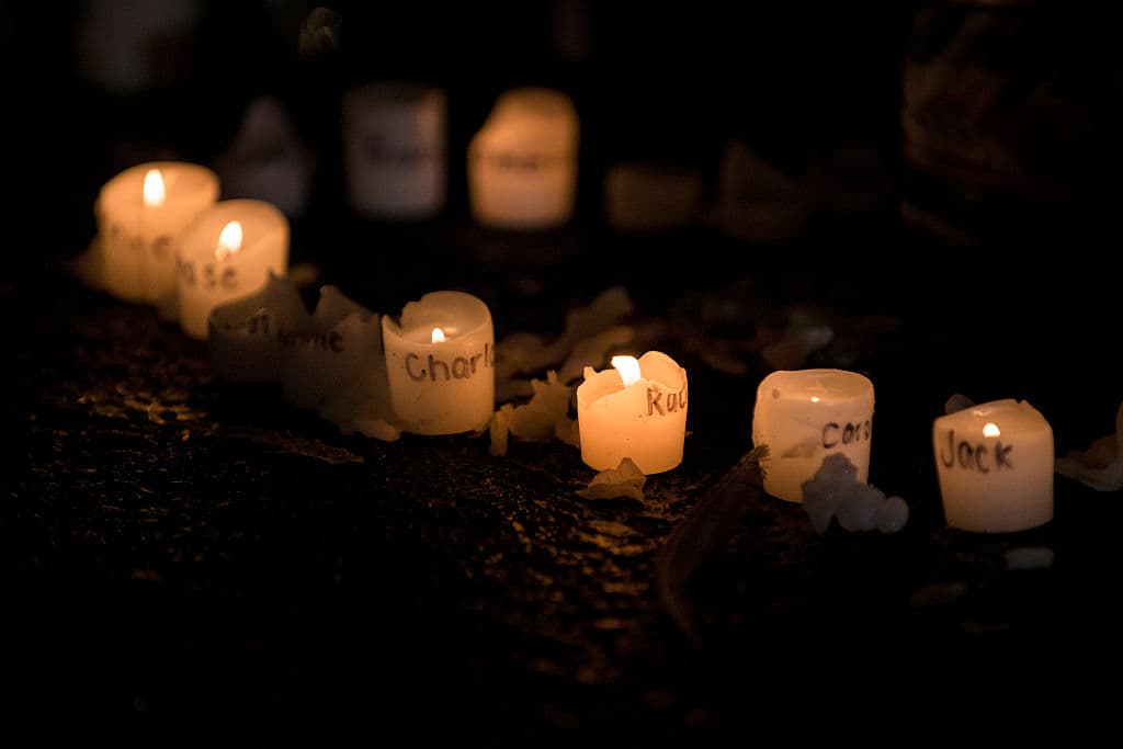 En las velas, los nombres de algunas de las víctimas de la masacre en la escuela Sandy Hook, en Connecticut, a días de ocurrido el tiroteo en diciembre de 2012.