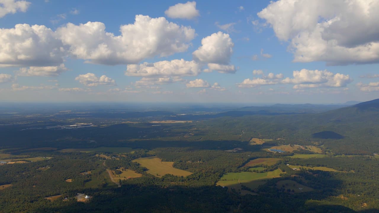Está ubicado a 2,850 pies sobre el nivel del mar y es un excelente destino tanto para caminatas como para lecciones de historia.