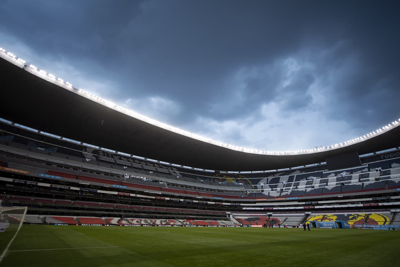 Noche de Clásico en la capital mexicana, entre una fuerte lluvia y granizo, pero sin aficionados. Así tuvieron que medirse poder a poder azulcremas y celestes.
