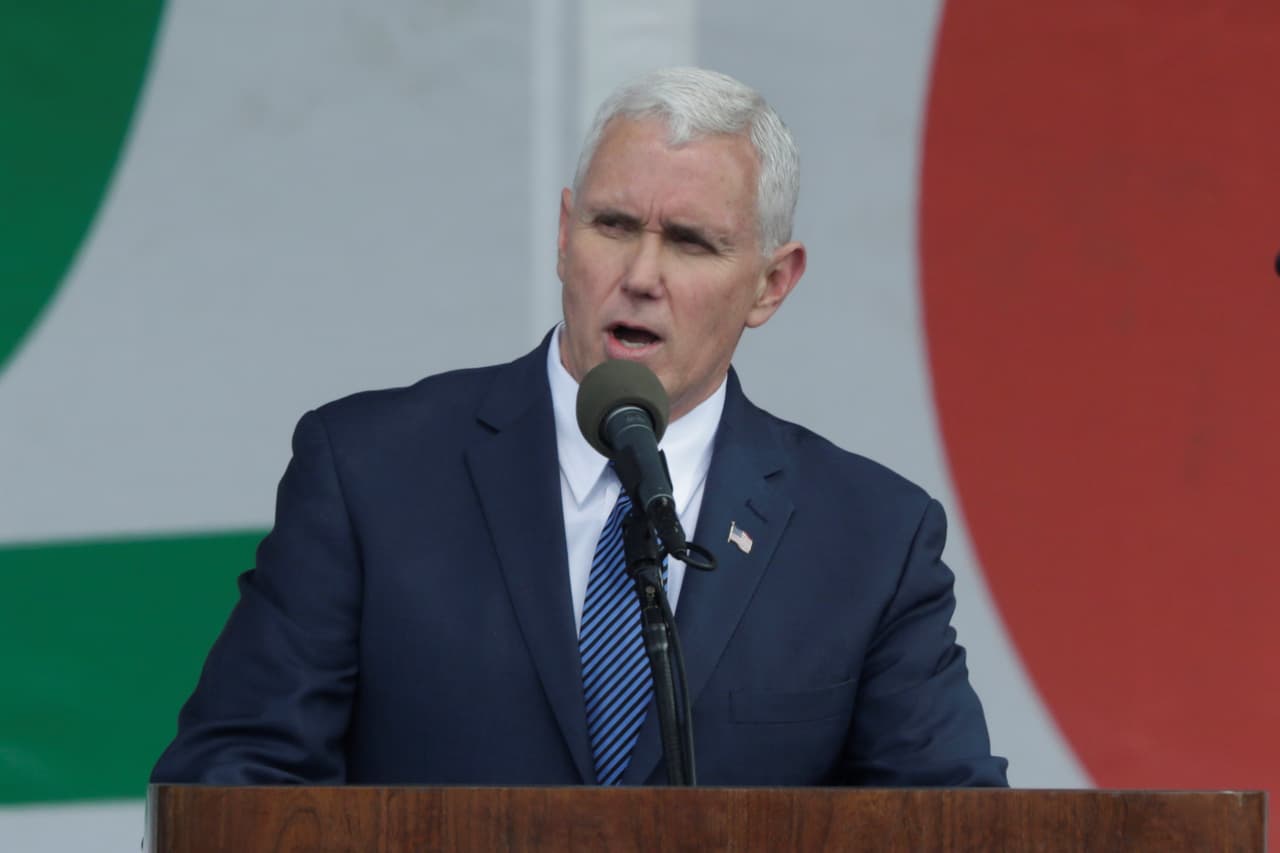 Como gobernador de Indiana, Pence firmó leyes de aborto que han sido consideradas por muchos como las más estrictas de EEUU. Ahora, como vicepresidente, también ha expresado su intención de retirar el financiamiento a Planned Parenthood, las clínicas que ofrecen todo tipo de servicios de salud reproductiva, sobre todo aquellas de bajos recursos. Una de cada cinco mujeres que asiste a PP es latina. Aunque las opiniones sobre este proveedor están divididas y politizadas, la evidencia indica que son cruciales para la salud de las estadounidenses (Foto/Reuters).