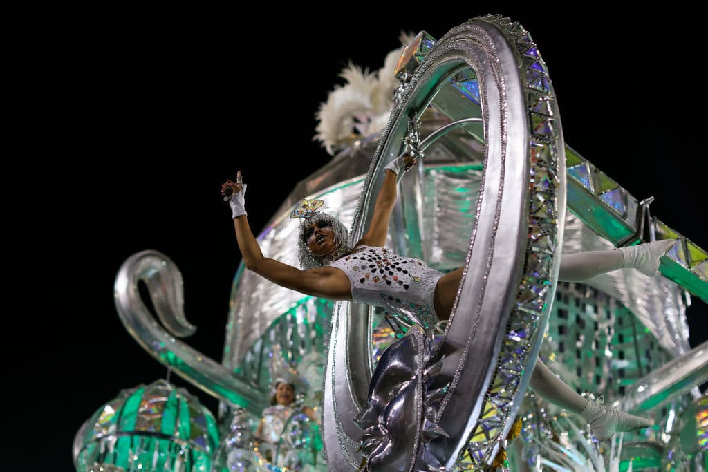 La seguridad, cuyas fallas provocaron varios accidentes en el pasado, también está en la mira, después de que una niña de 11 años falleciera este viernes tras ser aplastada la noche del miércoles por una carroza a la salida del sambódromo.