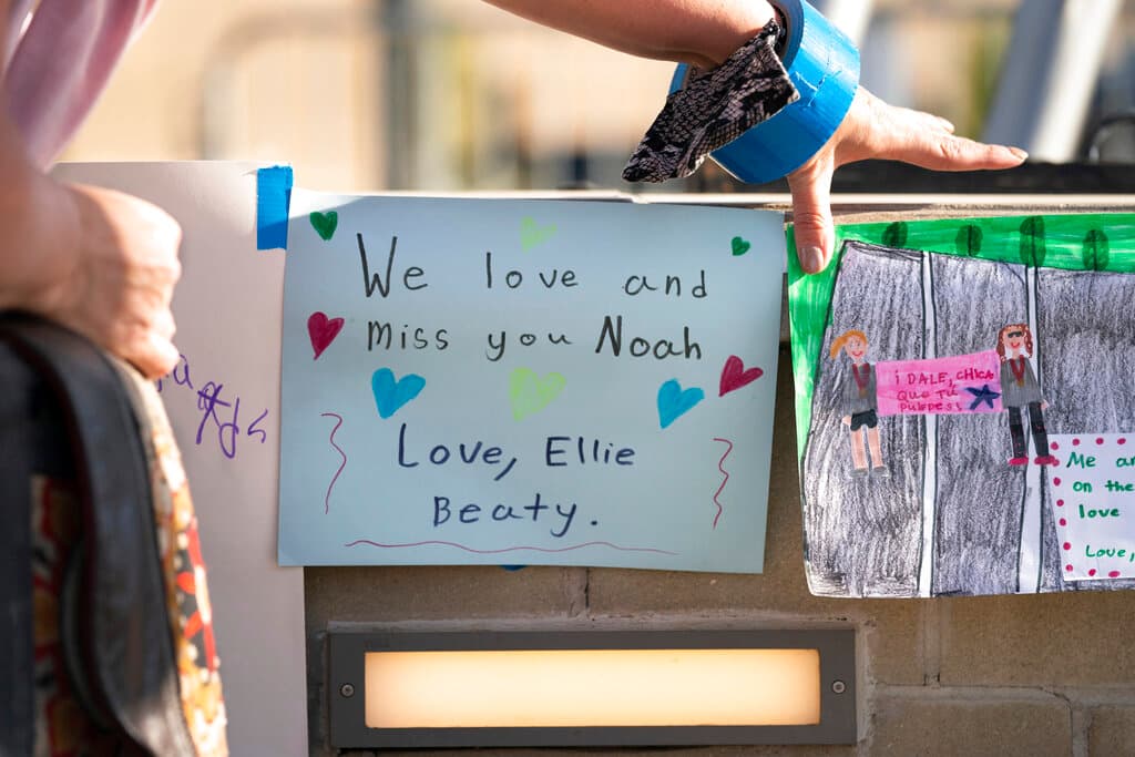 Además del doctor, su esposa y los dos nietos, también murieron los dos técnicos de aires acondicionados, uno de ellos en el lugar y
<a href="https://www.univision.com/noticias/sucesos/muere-sexta-victima-tiroteo-carolina-del-sur">el otro varios días después, en el hospital</a>.