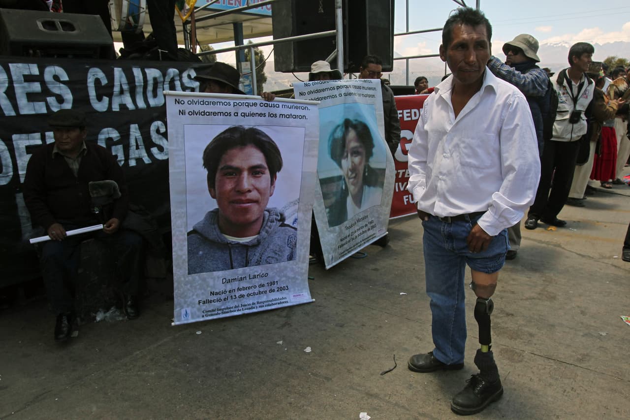 BOL06. EL ALTO (BOLIVIA), 17/10/2014.- Mineros bolivianos junto a familiares de los fallecidos y heridos del conocido "Octubre negro", participan en un mitin hoy, jueves 17 de octubre de 2014, en la ciudad de El Alto, vecina de La Paz (Bolivia). El Gobierno boliviano pidió hoy a EE.UU. que responda a la segunda petición de extradición del expresidente Gonzalo Sánchez de Lozada (1993-1997 y 2002-2003), al cumplirse once años de la renuncia y huida del exgobernante en medio de una represión militar que dejó más de 60 muertos. Entretanto, los familiares de los fallecidos y heridos de aquellas jornadas, conocidas como el "octubre negro", recordaron hoy los sucesos con un mitin en El Alto, donde murió la mayoría de las víctimas de la represión militar. EFE/Martin Alipaz