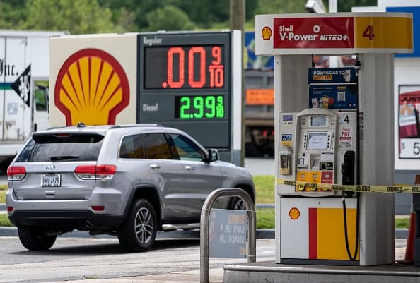 Según los datos de la Asociación Estadounidense del Automóvil (AAA, en inglés) el precio medio de la gasolina en el país subió 6 centavos durante la semana.
<br>
<br>Medios especializados ya registran incluso que el galón se paga a 3,008 dólares frente a los 2,297 dólares de hace una semana.
<br>