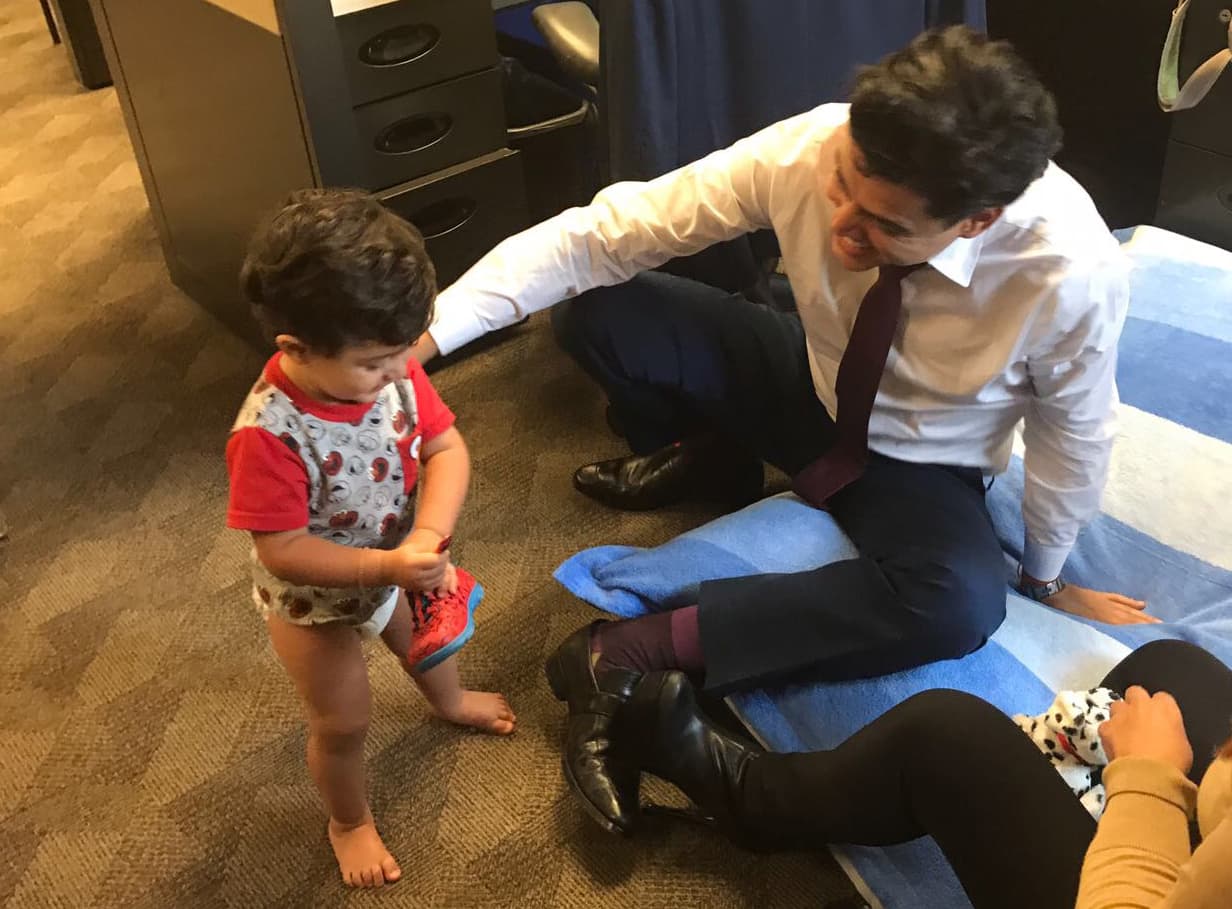 Joshua descubrió que su papi tiene un trabajo muy divertido.