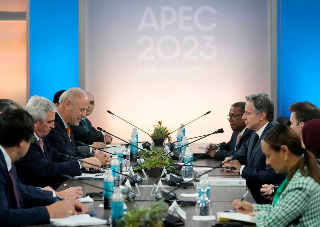 El APEC, que significa Cooperación Económica Asia-Pacífico, es un foro que busca fomentar el comercio, la inversión y el desarrollo económico entre las naciones a lo largo del océano Pacífico. Con 21 estados miembros, incluyendo a China, Rusia, Japón, Estados Unidos y Australia, representa casi el 40% de la población mundial y casi la mitad del comercio global.