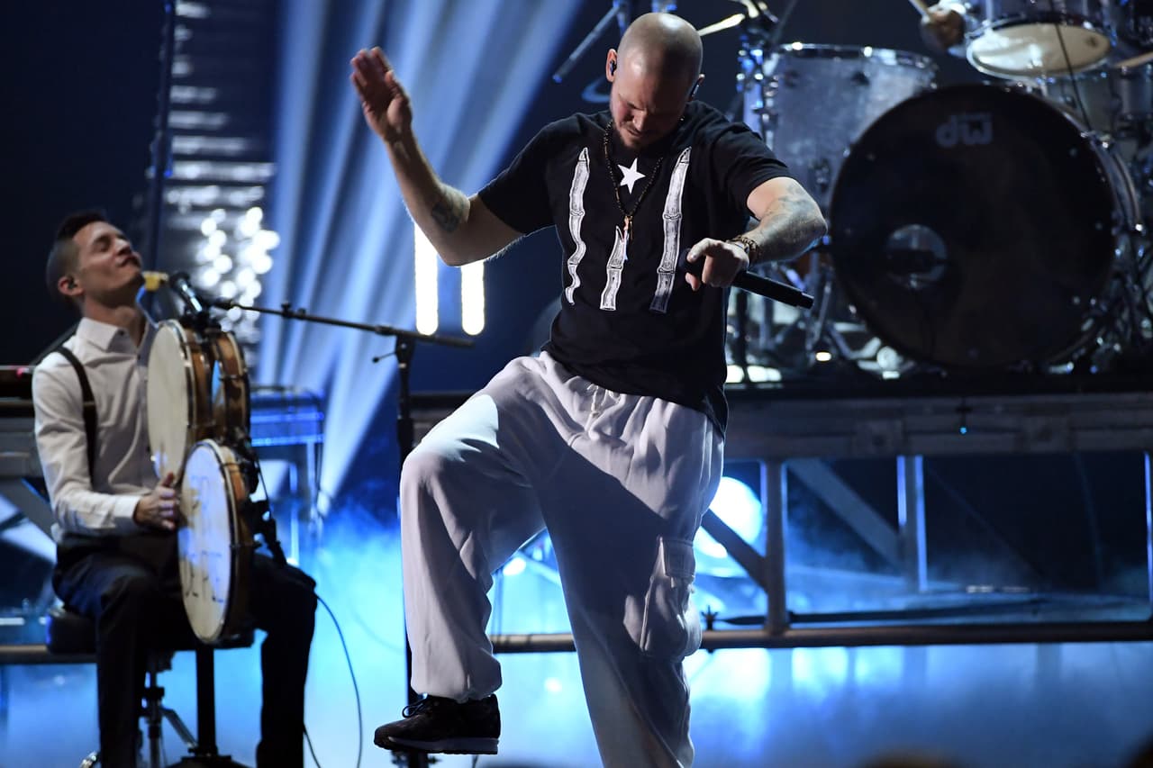 <b>2017, RESIDENTE.- </b>Al inicio de la ceremonia de entrega del Latin GRAMMY 2017, Residente interpretó el tema 'Hijos del Cañaveral', en honor a las personas fallecidas y damnificadas por el huracán María, que azotó a Puerto Rico en septiembre del mismo año.