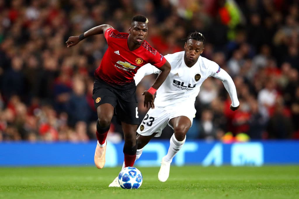 En la primera mitad Paul Pogba, a pesar de la mala relación con José Mourinho, demuestra en la cancha que es un juhgador que se deja la piel en el campo y que suda a tutiplén.