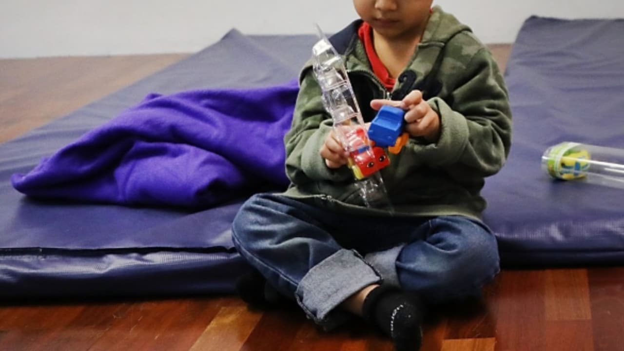 Menor no acompañada de 3 años es presentada sin abogado en una corte de Inmigración