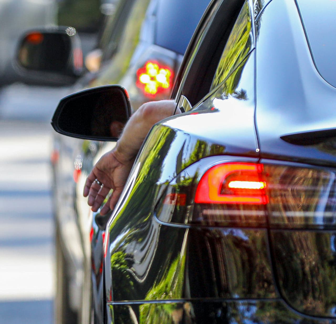 Mientras el actor fue captado tratando de reponerse de un aparente cansancio dentro de su auto, JLo también fue vista por primera vez tras su boda. 
<br>