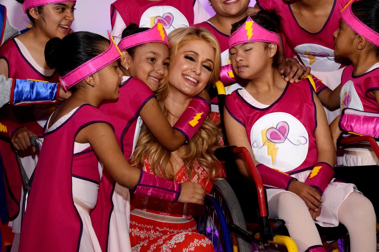 Varias niñas la llenaron de abrazos y ella se dejó consentir.