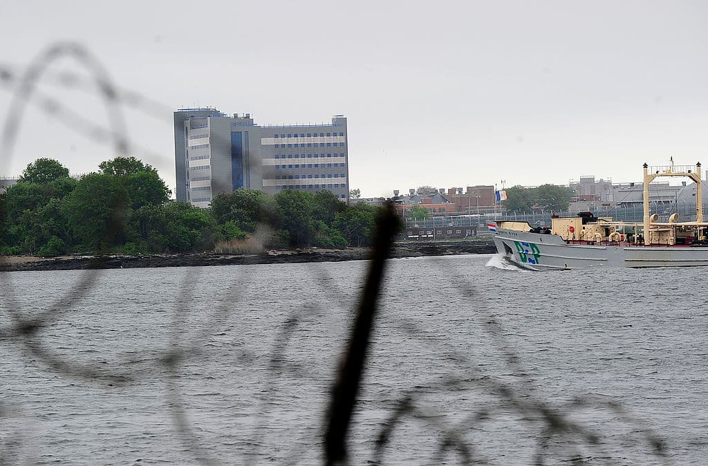 <b><a href="http://www.univision.com/nueva-york/wxtv/noticias/seguridad/con-pistolas-electricas-y-escaneres-nueva-york-incrementa-seguridad-en-su-isla-de-7-000-presos">Rikers Island</a></b> es una isla localizada en el East River al costado del aeropuerto de La Guardia. Es el principal complejo de cárceles de Nueva York, pues 
<b>alberga 10 prisiones</b> en las que hay encerrados hombres, mujeres y adolescentes. Incluso cuenta con una planta de generación de emergía propia. (Emmanuel Dunand/AFP/Getty Images)