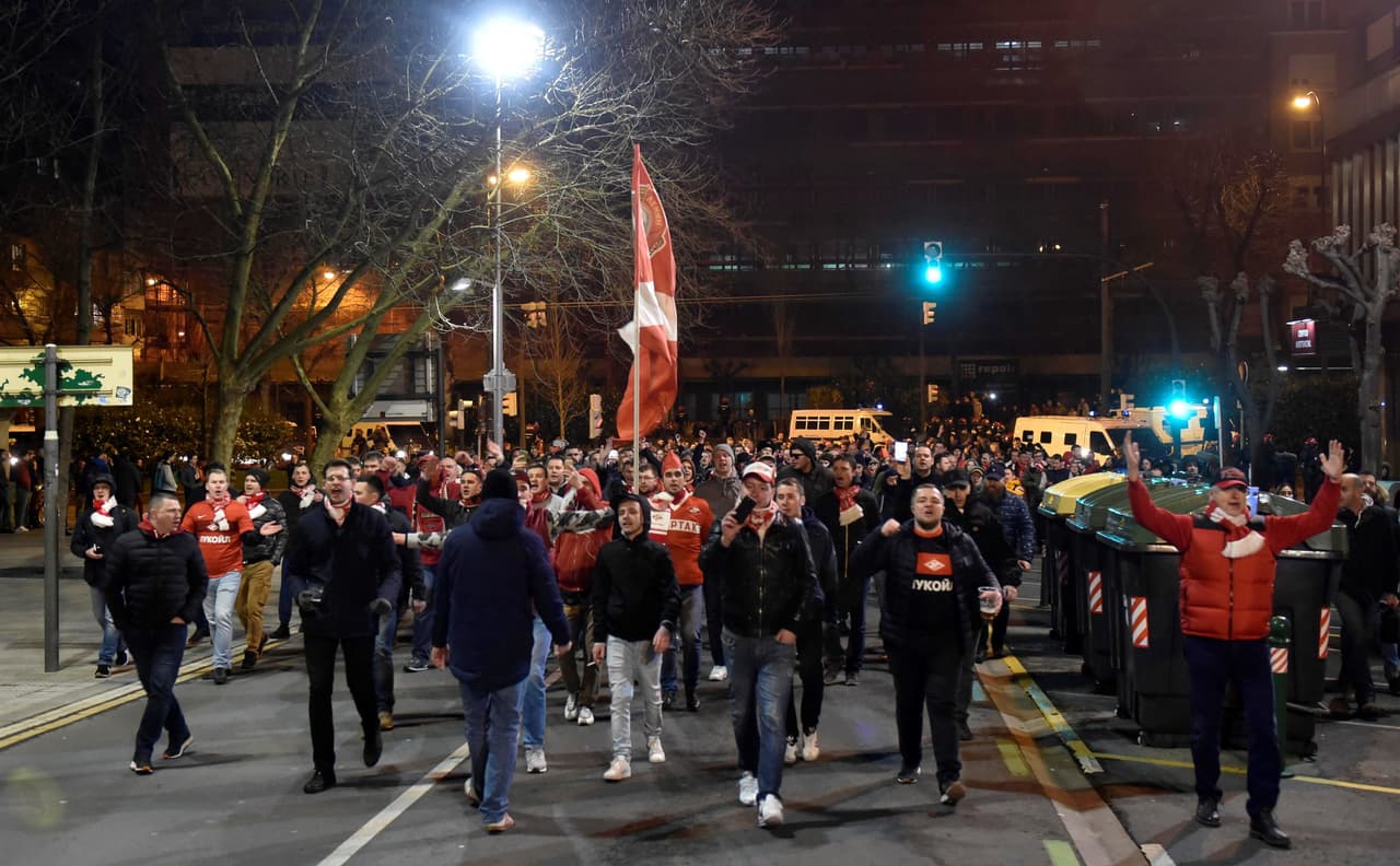 Así fomaban los cientos de aficionados del Spartak por las calles de Bilbao, antes de su llegada a San Mamés.