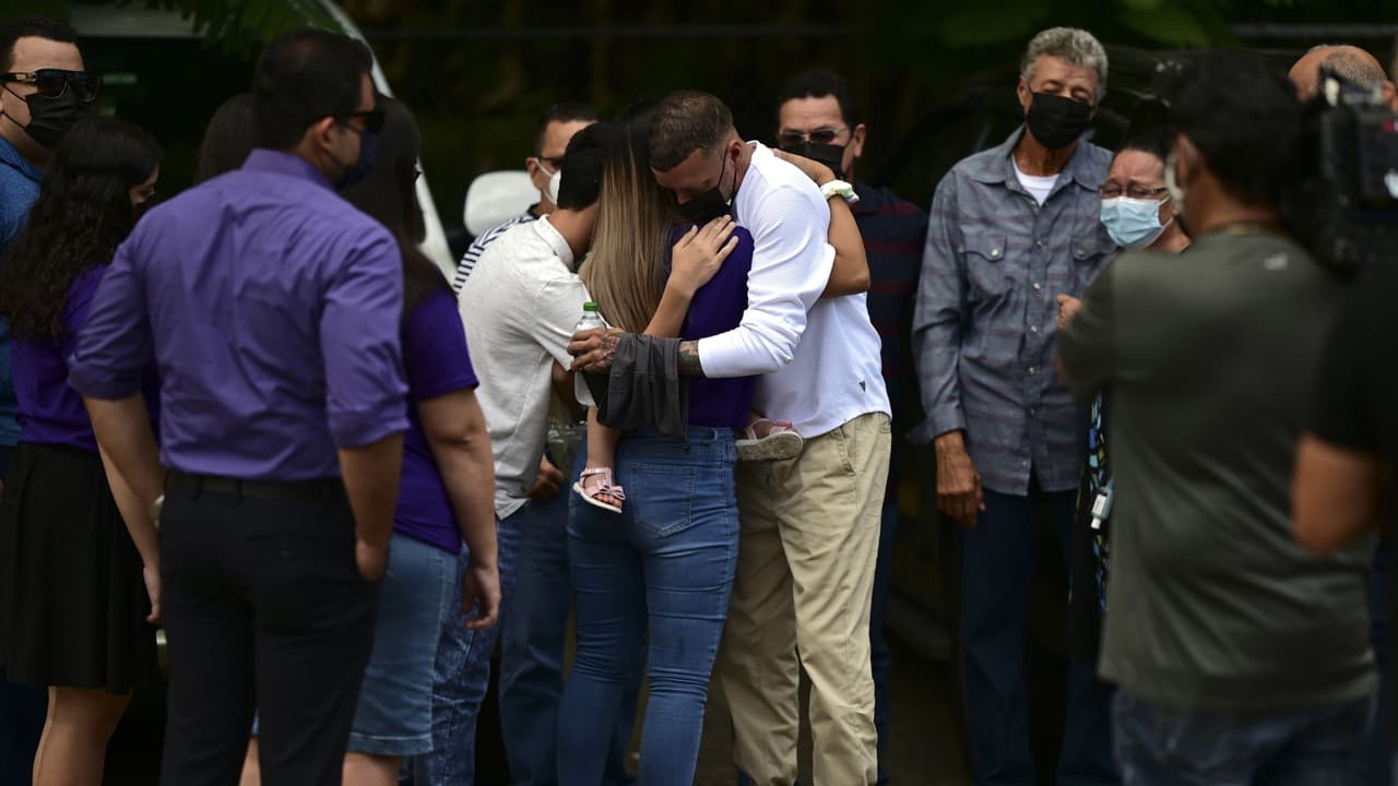 Decenas acuden a despedir a Keishla Rodríguez y a dar consuelo a sus familiares