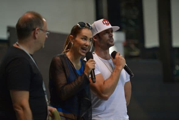 Estuvimos de stalkers tras Ninel Conde, desde los ensayos. Te invitamos a ver su recorrido por Premios Juventud 2015.