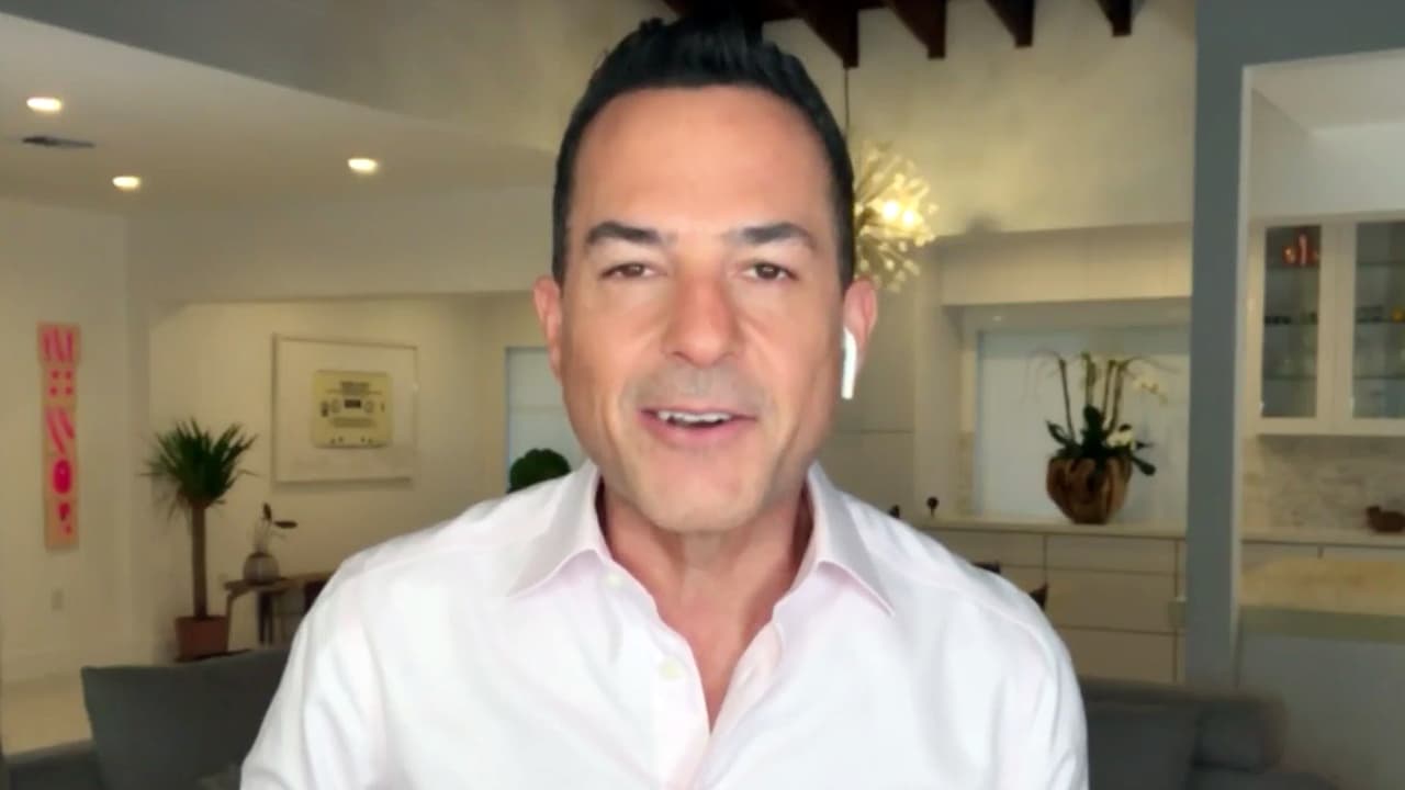 <a href="https://www.univision.com/shows/despierta-america/ademas-de-carlos-calderon-otro-integrante-de-despierta-america-dio-negativo-a-covid-19-video">Carlos Calderón</a> también nos tuvo la linda noticia de que (por fin) llegaron sus resultados, y fueron negativos.