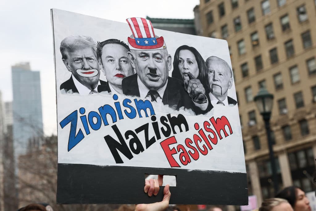 Los manifestantes también denunciaron la rapidez con la que se llevó a cabo la detención y el traslado de Khalil, señalando que el proceso viola el debido proceso legal y los derechos fundamentales garantizados por la Constitución.