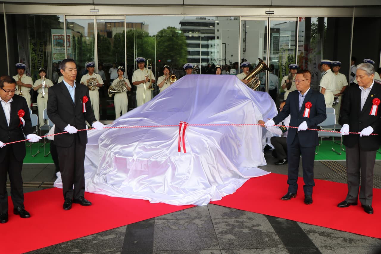 Todo un ejemplo de buen ciudadano resultó ser la persona que donó un
<b> <a href="https://www.univision.com/noticias/autos/nissan-gt-r-2017-el-superauto-mas-esperado-video" target="_blank">Nissan GT-R</a></b> 'Godzilla' para mejorar los servicios de vigilancia de la policía del municipio de Tochigi, Japón.
