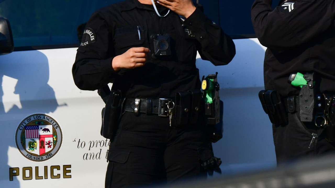 ¿Puede un policía preguntarte dónde naciste? Conoce las reglas de la nueva política migratoria en Los Ángeles