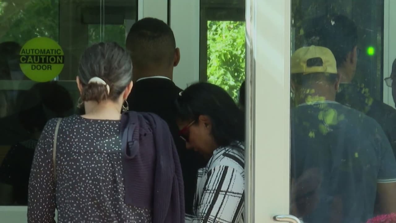 Juez federal declara ilegales arrestos de ICE en cortes migratorias y limita detenciones