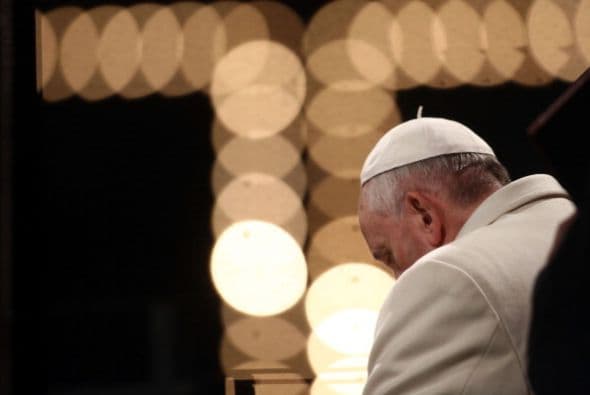 Después de tres horas, el pontífice salió de la basílica vaticana apoyado en su báculo y arropado por el aplauso de todos los fieles congregados.