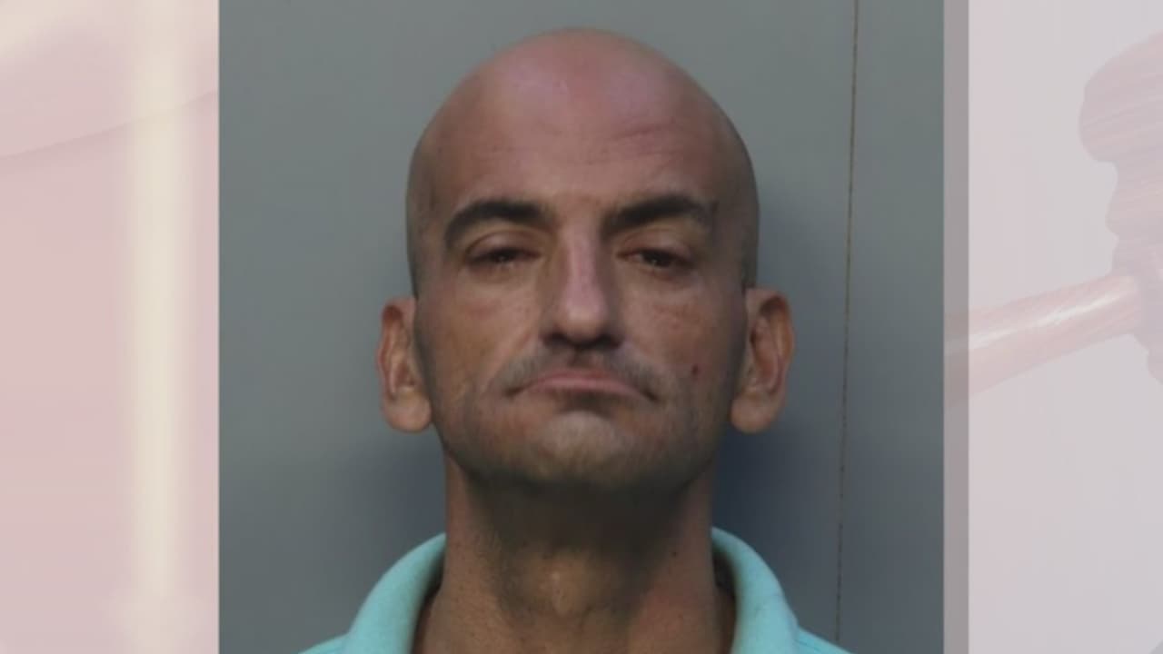 Recluso desencadena momentos de tensión en corte en Miami-Dade: golpeó su cabeza contra un cristal