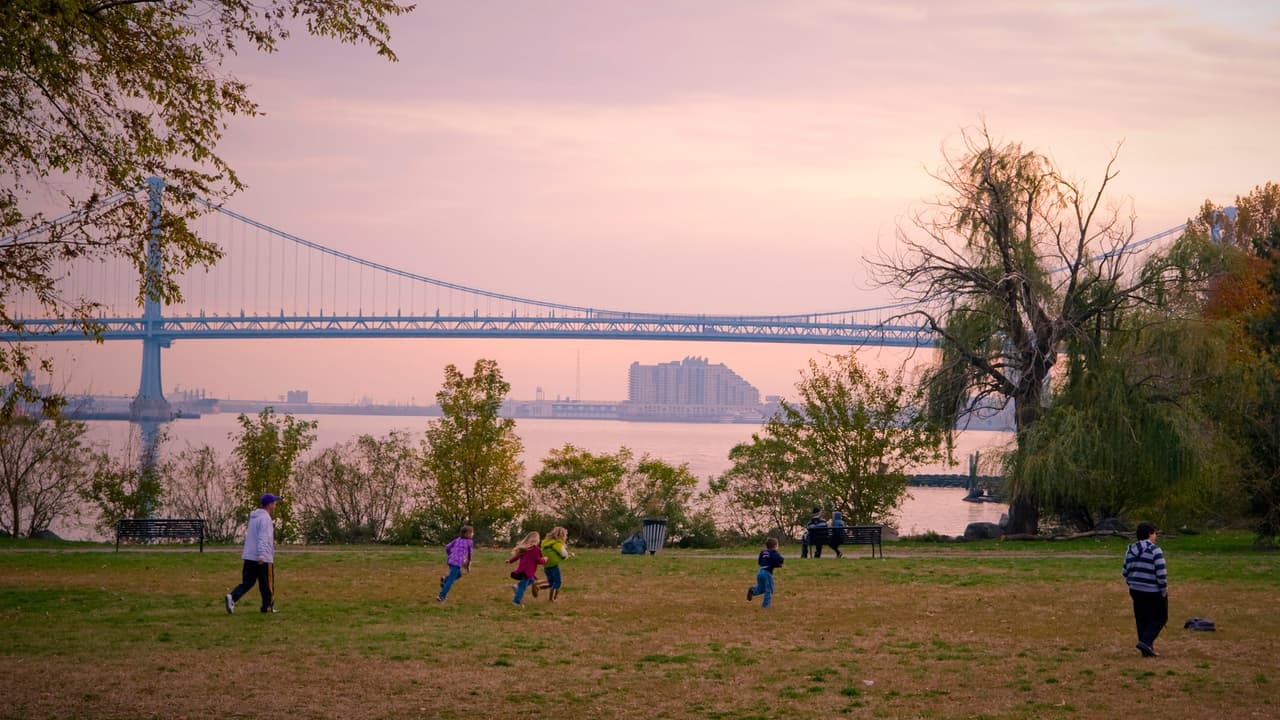 <b><a href="https://www.delawareriverwaterfront.com/places/penn-treaty-park" target="_blank">Penn Treaty Park</a></b>
<a href="https://www.delawareriverwaterfront.com/places/penn-treaty-park" target="_blank">: </a>Ubicado en Fishtown, este parque ofrece siete acres verdes de espacio perfecto junto al río junto al río, justo al lado de Delaware Avenue. Si bien es uno de los parques más pequeños de esta lista, en su mayoría es plano y bastante espacioso, por lo que no debería tener problemas para encontrar un lugar para colocar su manta y relajarse. Además, podrá disfrutar de algunas vistas estelares mirando hacia el centro de la ciudad en el puente Benjamin Franklin. 📍 
<a href="https://pmn.arcpublishing.com/composer/google.com/maps/place/Penn+Treaty+Park/@39.964786,-75.1335322,16.31z/data=!4m5!3m4!1s0x0:0x9949169f370a2aab!8m2!3d39.9662739!4d-75.1284795" target="_blank">1301 N. Beach St.</a>, ✉️ 
<a href="mailto:info@penntreatypark.org" target="_blank">info@penntreatypark.org</a>, 🌐 
<a href="https://delawareriverwaterfront.com/" target="_blank">delawareriverwaterfront.com</a>