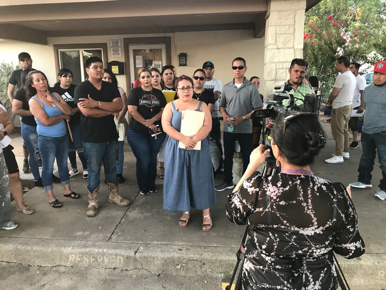 Decenas de familias de la comunidad, La Hacienda Escondida Mobile Home Park, denunciaron ante las cameras de Noticias 23, que una empleada los estafó al no reportar las correctas cantidades de dinero que recibía de parte de los residentes.
<br>