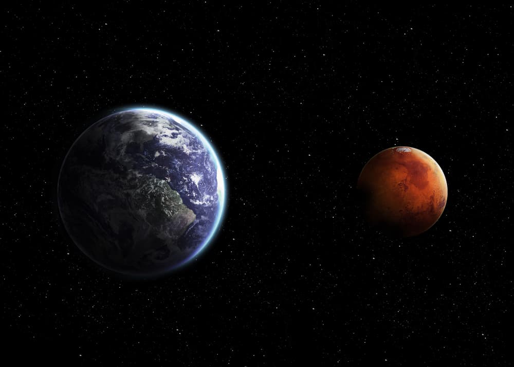 Venus el planeta más brillante del cielo es fácilmente visible sin la ayuda de un telescopio. La belleza resplandeciente de este cuerpo celeste hizo que Venus fuese adorada como la diosa de la belleza y del amor. Sin embargo, su encanto no solamente produjo armonía, sino que fue causa de la guerra de Troya.