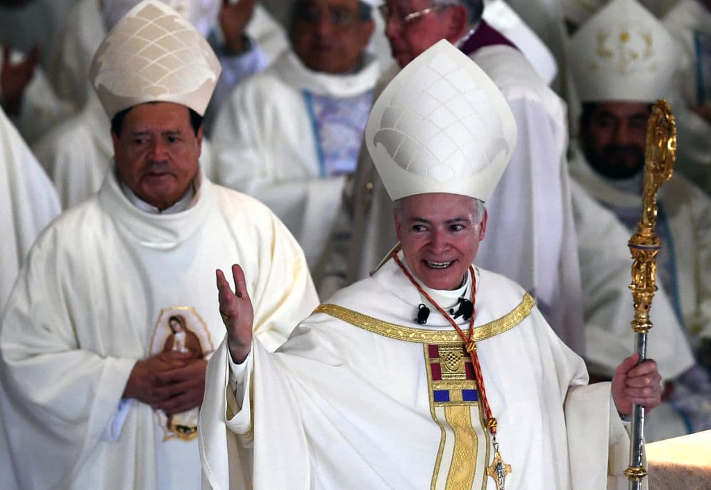El cardenal Carlos Aguiar Retes (al frente) tras su nombramiento como arzobispo de Ciudad de México, en 2018, en la Basílicia de Guadalupe.