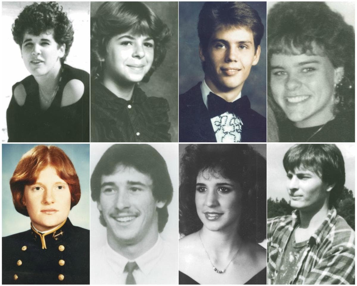 <b>Más de 30 años de los asesinatos de Colonial Parkway</b>
<br>
<a href="http://www.nbc12.com/story/11793795/fbi-takes-fresh-look-at-unsolved-colonial-parkway-murders">Más de treinta años han pasado</a> y aún el caso de las cuatro parejas asesinadas en la ruta que conecta Jamestown, Williamsburg y Yorktown, en el estado de Virginia y que es recordado como
<a href="https://pilotonline.com/news/local/crime/article_a7918d4c-8305-54e2-a645-5da3ce8e2f6c.html">‘Los asesinatos de Colonial Parkway’</a> sigue sin resolverse. En octubre de 1986 se encontraron los restos de Cathleen Thomas, de 27 años, y Rebecca Ann Dowski de 21, en el baúl de un carro, ambos con sus gargantas cortadas. Un año después, otra pareja fue encontrada muerta por disparo de pistola. En 1988, en la misma ruta, Keith Calld y Cassandra Hailey desaparecieron y no se encontró más que el carro en el que se transportaban. En 1989, Anna Maria Phelps y Daniel Lauer, también desaparecieron, y sus cuerpos fueron hallados seis días después por unos cazadores de la zona.
<br>