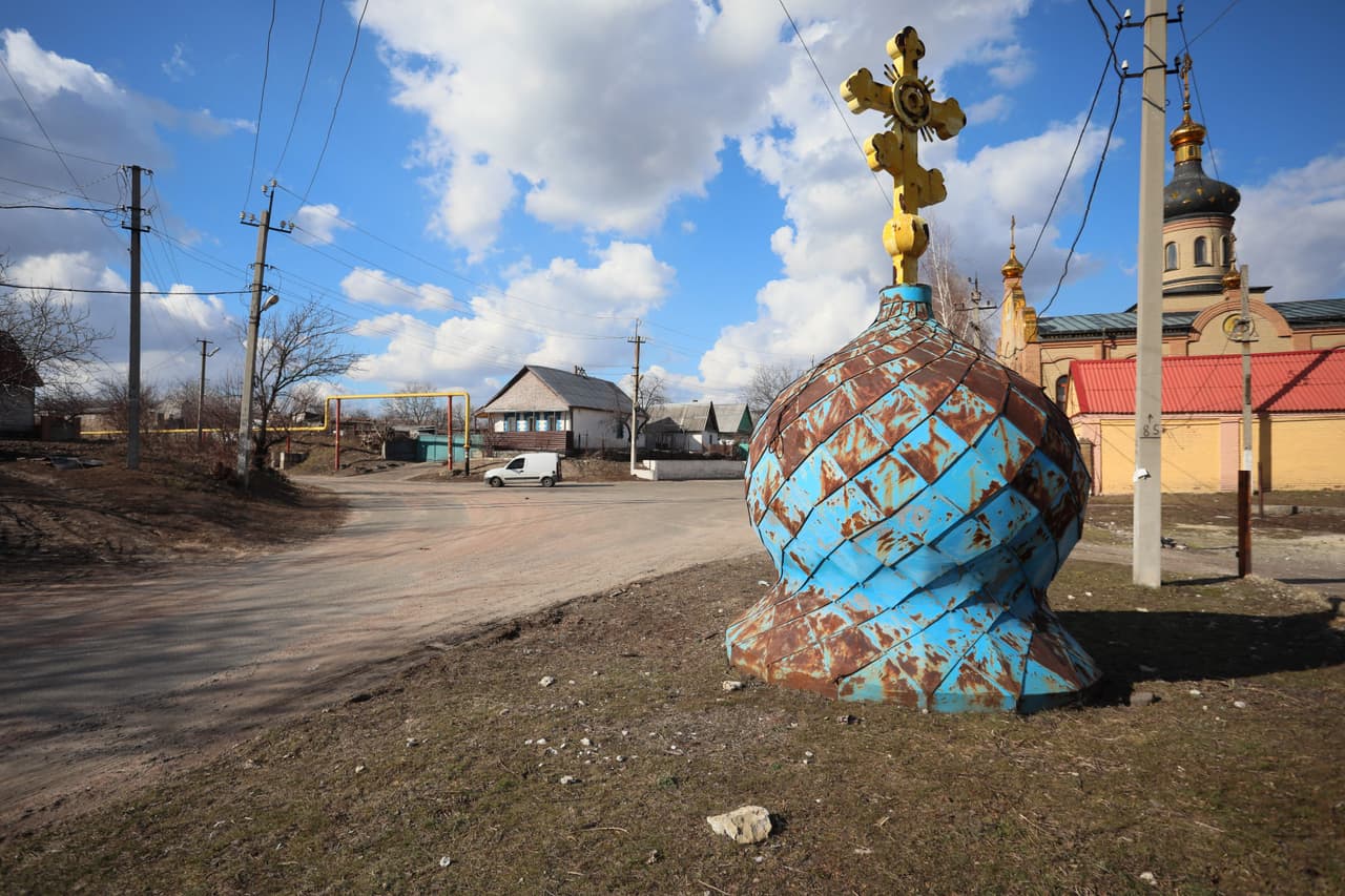<b>La cúpula de una iglesia destruida en la ciudad de Avdiivka, región de Donetsk, escenas que recuerdan el vigente conflicto. </b>Alexander Romanov, un jubilado de 68 años, cruzó la frontera con Rusia junto a su esposa en coche, procedente de la ciudad de Jenikovo. "Hay atascos de cinco kilómetros", dijo a la agencia.