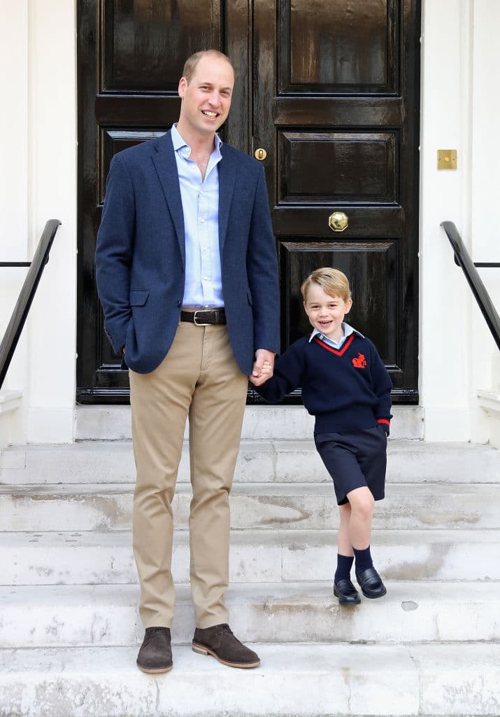 En septiembre de 2017 el Palacio de Kensington publicó una foto del duque de Cambridge con el pequeño George posando fuera de casa antes de dirigirse a su primer día de escuela.
<br>