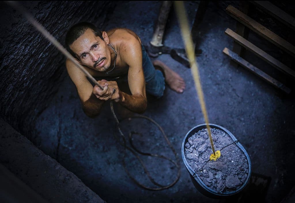 TOPSHOT - Nicaraguan Carlos Gonzalez sinks a 15 meters deep looking for water in La Ceiba Community in Boaco some 53 km from Managua, on March 31, 2016. AFP PHOTO / Inti OCON / AFP / Inti Ocon (Photo credit should read INTI OCON/AFP/Getty Images)