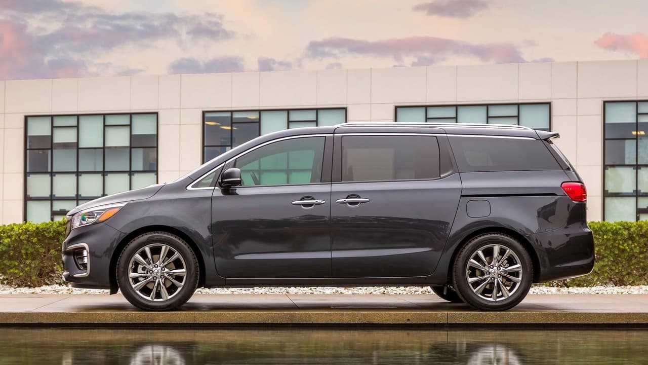 <h3 class="cms-h3-H3">9. Kia Sedona</h3>
<br>Este modelo tiene la doble distinción de ser
<b> la única minivan de la lista</b> así como el 
<b>único vehículo de marca no japonesa</b>. Como la confiabilidad no lo es todo, Consumer Reports le recuerda a sus lectores que la Sedona no ofrece una experiencia de manejo especialmente agradable, aunque si es segura y su nuevo y atractivo interior está bien terminado. La Sedona cuenta con un cúmulo importante de tecnologías de seguridad que incluyen alerta de choque frontal, alerta de punto ciego, y alerta de tráfico cruzado posterior.