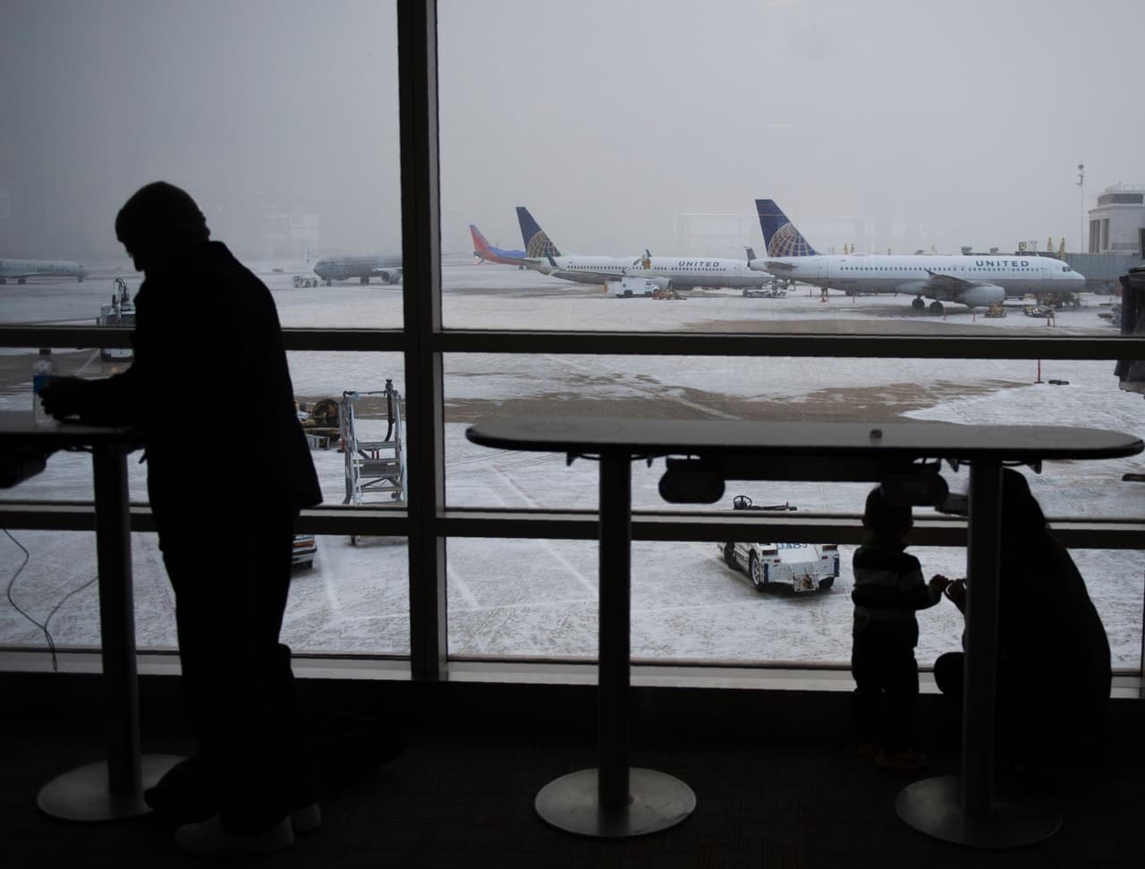 Tormenta de nieve ocasiona vuelos cancelados en la costa este 