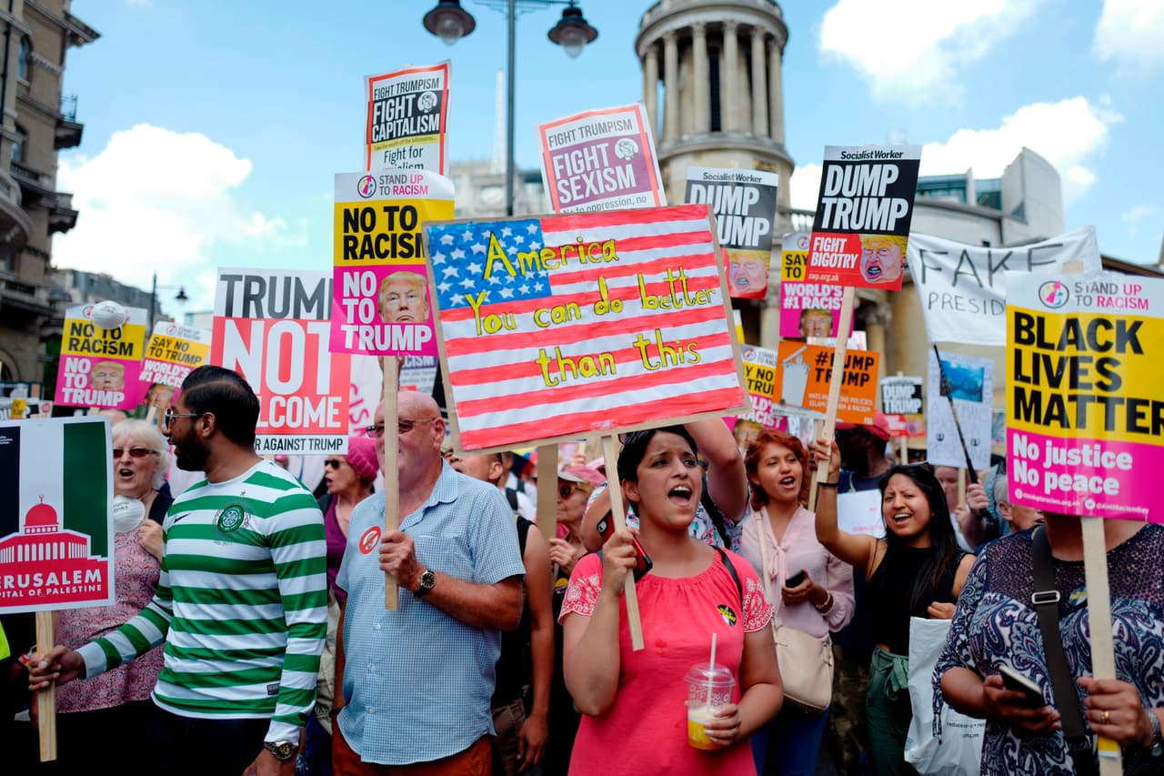 “EEUU puede hacerlo mejor que esto”, dice un cartel donde está pintada la bandera de EEUU.