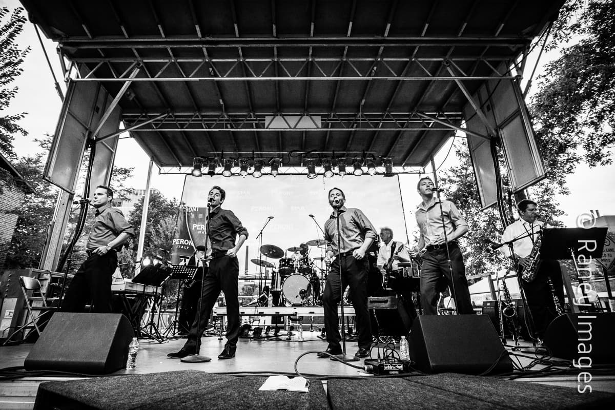 En lo que toca a la parte musical, habrá un tributo a The Rat Pack y la orquesta de Jazz de Chicago tocará temas de Frank Sinatra, entre otros clásicos.