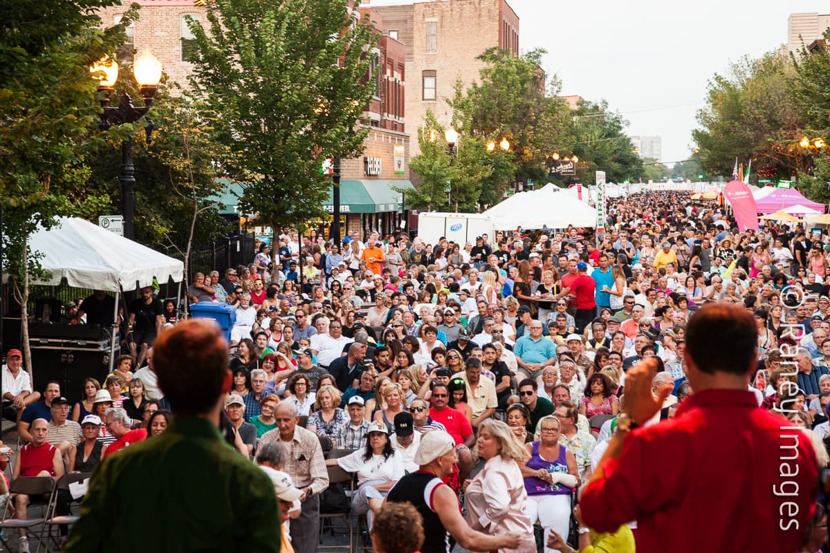 El primer día del evento se llevará a cabo una procesión desde la iglesia Shrine of Our Lady of Pompeii hasta la intersección de S Ashland Ave & W Taylor St donde se realizará el festival.