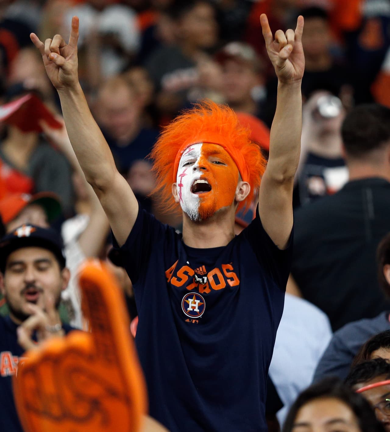 La alegría y emoción se tomó a los todos los hinchas de Houston Astros campeón de la Serie Mundial, entre los más jóvenes y algunas bellas mujeres, en una celebración gigante.