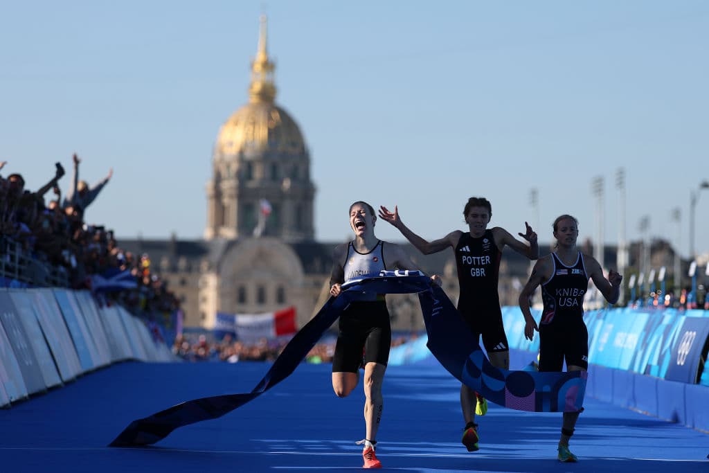 México queda lejos de medallas en cierre épico del triatlón mixto
