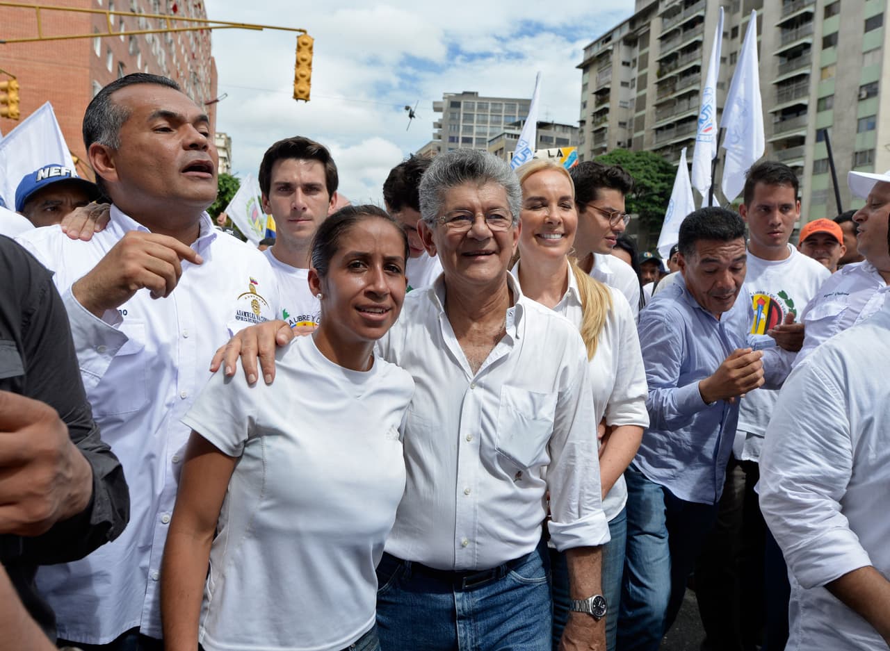 El presidente del parlamento venezolano, el opositor Henry Ramos Allup, encabeza otra de las concentraciones.