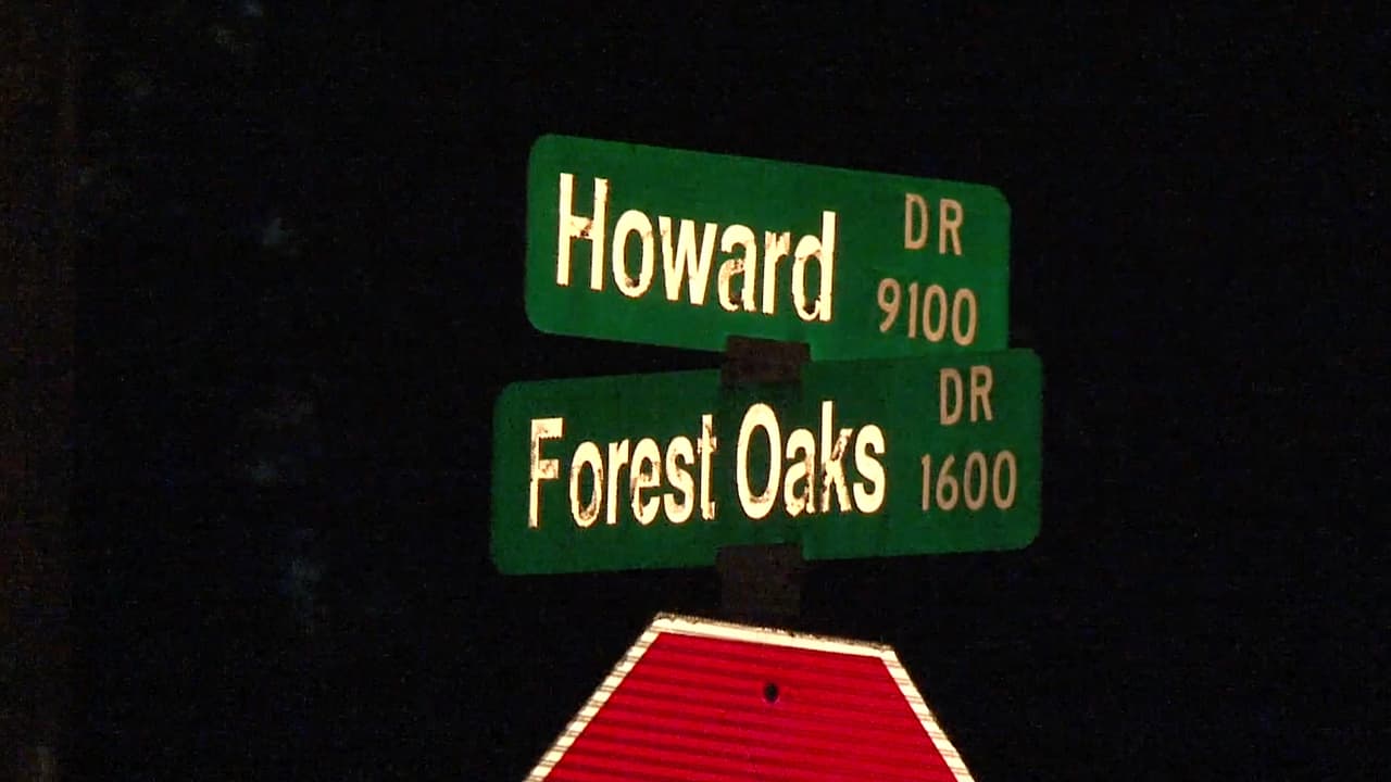 El accidente ocurrió alrededor de las 11:30 pm del domingo en la intersección de las calles Howard y Forest Oaks, al sureste de Houston, donde hay una cuerva muy aguda.
<br>